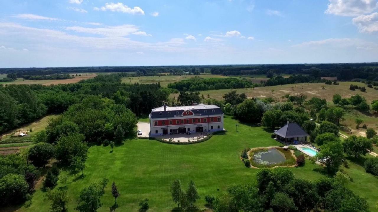 Voeroes Kastely Kunbaracs Exterior photo