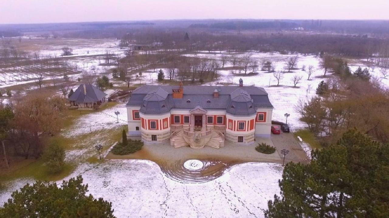Voeroes Kastely Kunbaracs Exterior photo